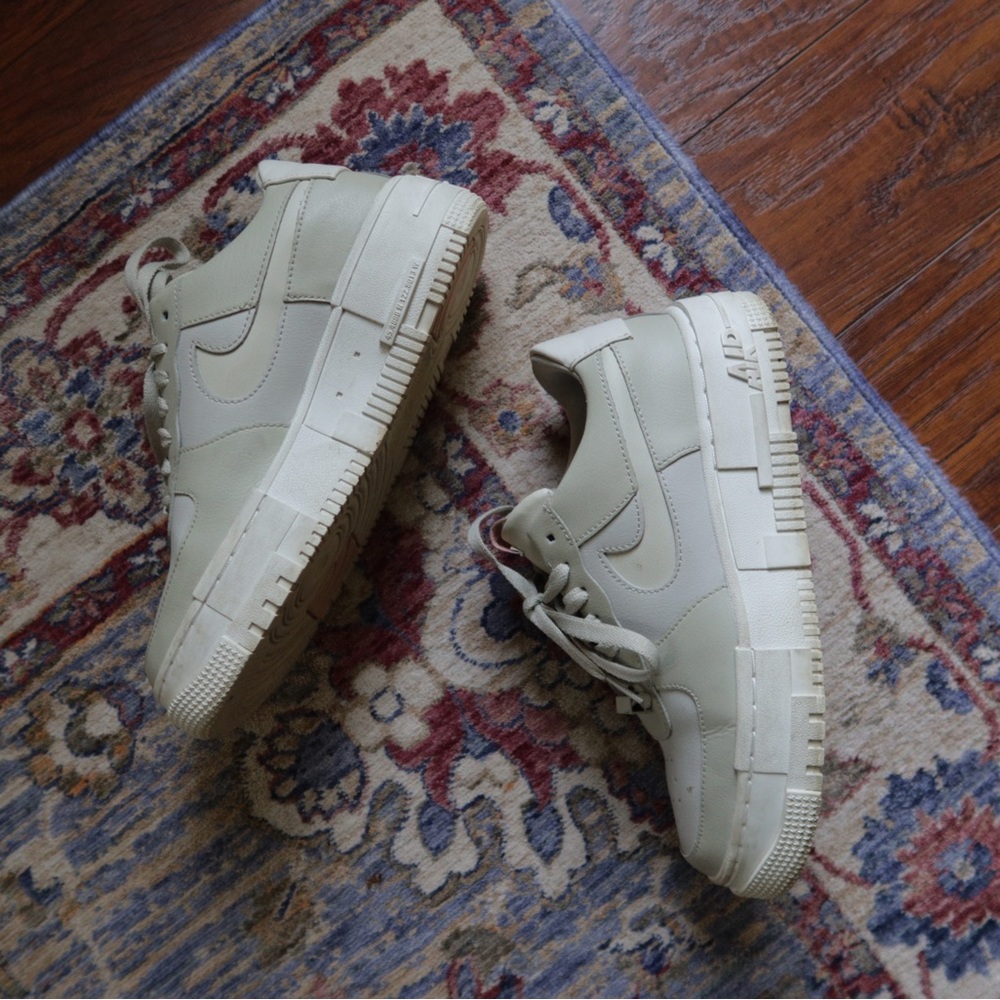 Nike Shadow Dunks in Beige/cream